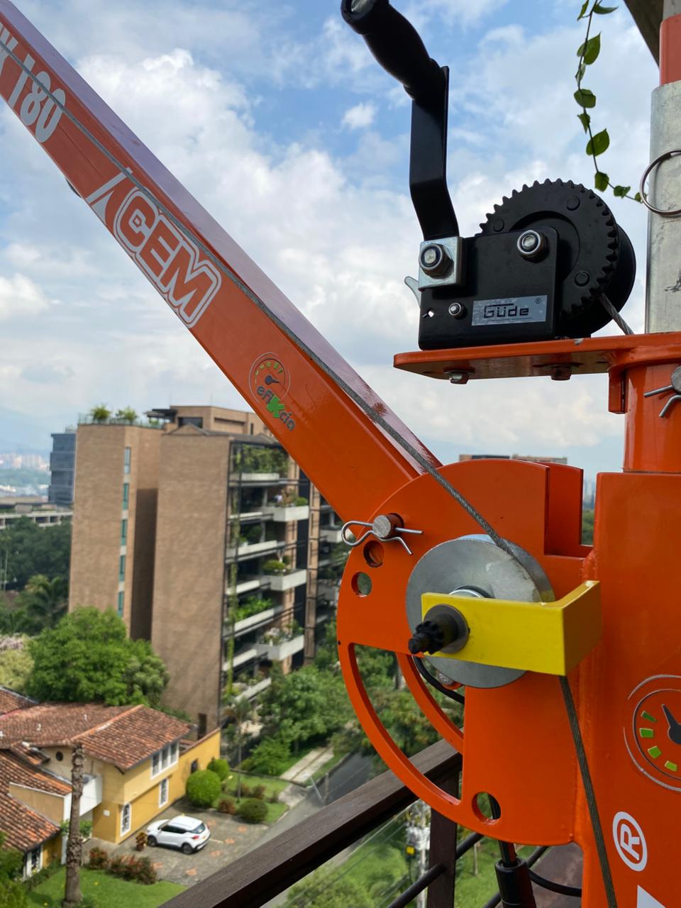 Grúa elevadora portátil Elevall EK 180 en Medellín para mudanzas - Efikcia