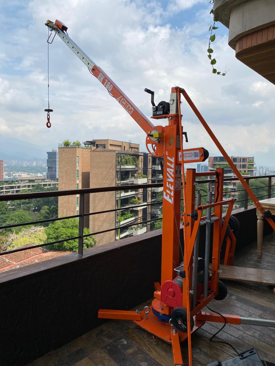 Grúa de fachada para subir y bajar muebles pesados en trasteos - Efikcia